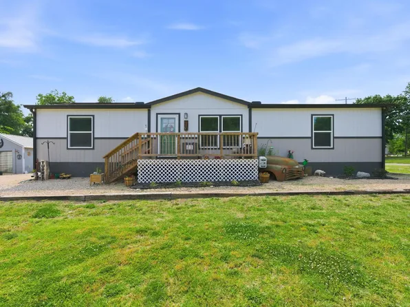 519 E 3rd St, Eureka, KS 67045