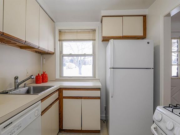5th image of 2382 Fernwood Ave