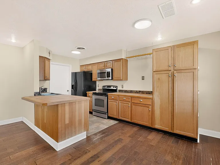 6500 Martin Ct NE — Photo 10