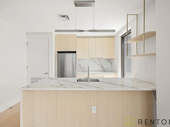 5th image of 960 Franklin Ave #453