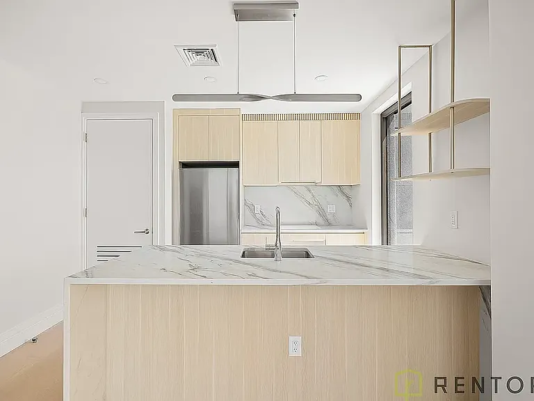 960 Franklin Ave #453 — Photo 5