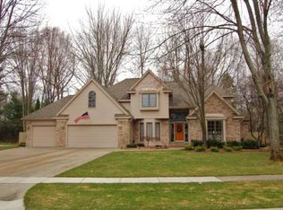 3001 Walden Woods Dr, Midland, MI