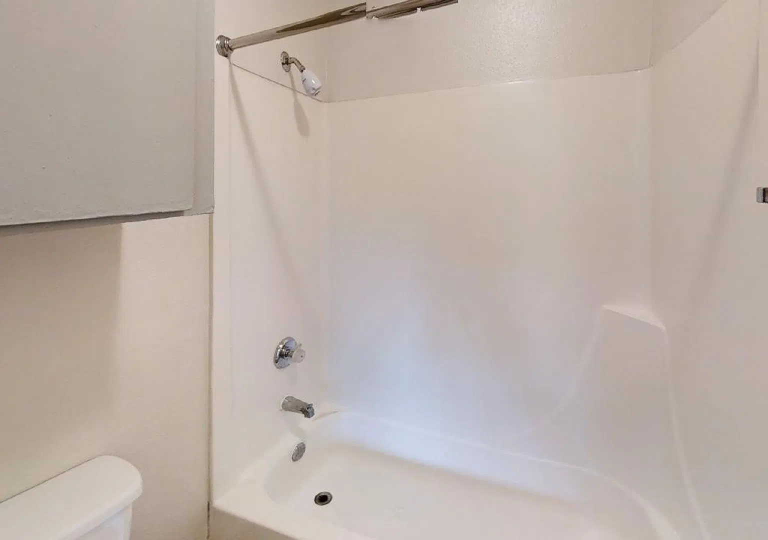 Just listed! 2nd level apt in quiet 9-unit complex. 1 Bed — Photo 4