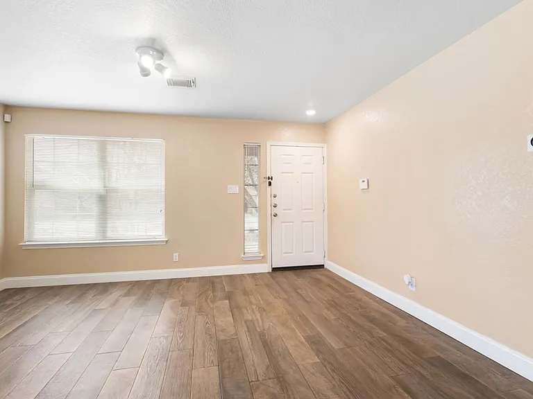 140 Springtree Pkwy — Photo 2