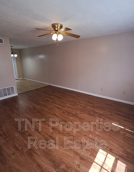 1906 Barak Ln #10 — Photo 3