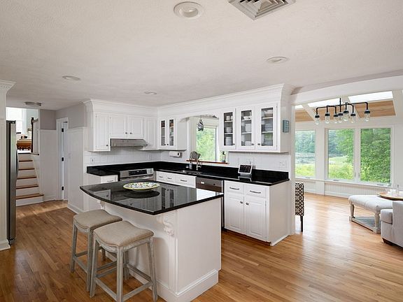 5th image of 25 Ledgewood Dr