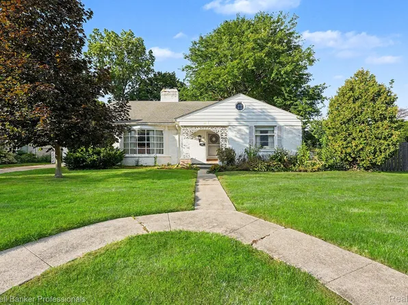 16 Hawthorne Rd, Grosse Pointe Shores, MI 48236