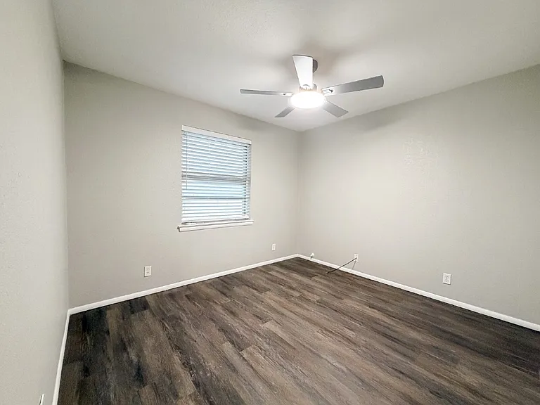 549 NW Hillery St — Photo 16
