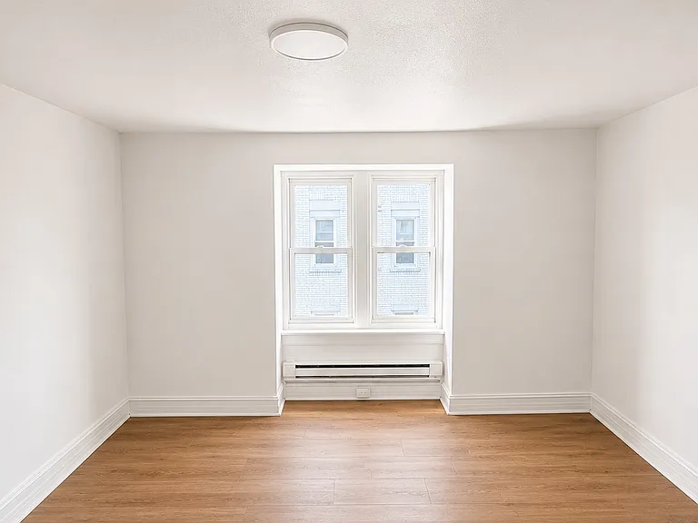 1033 1/2 W Court St — Photo 17