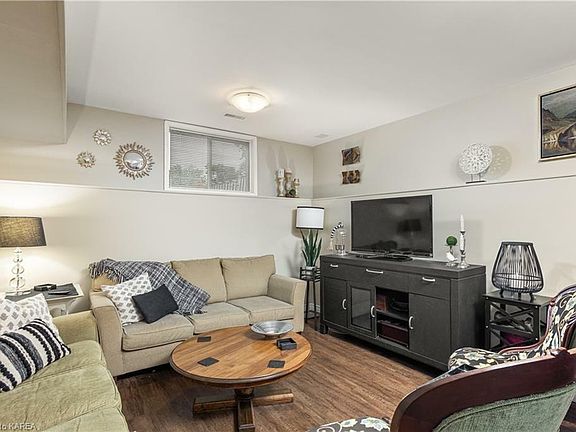4th image of 1319 Thornwood Cres