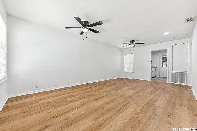 2 bed, 1.0 bath, 1000 sqft, $1,300 — Photo 2