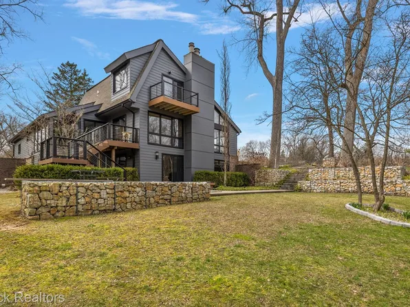 19911 Old Pond Ct, Beverly Hills, MI 48025