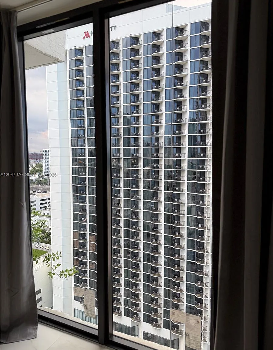Venetia Condo — Photo 4