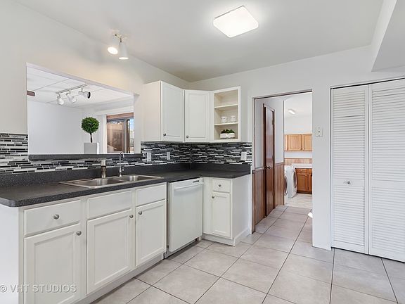 4th image of 140 Monterey Dr