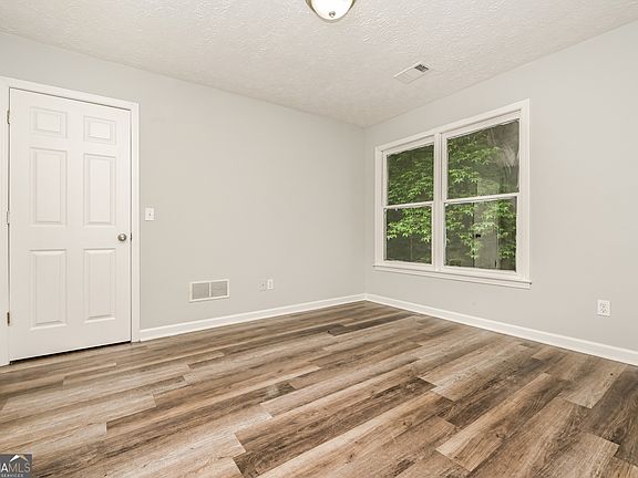 5th image of 20 Wisteria Blvd