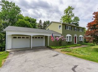 10 Smoke Rise Ln, Wappingers Falls, NY 12590