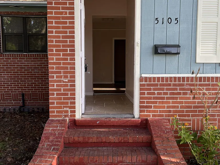 5105 Hollycrest Dr — Photo 2