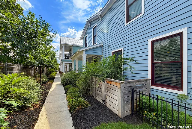 311 E Evergreen #18
