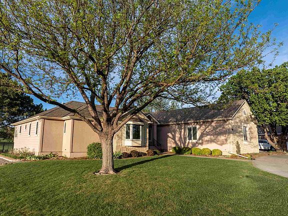 3rd image of 2710 Thunderbird Dr