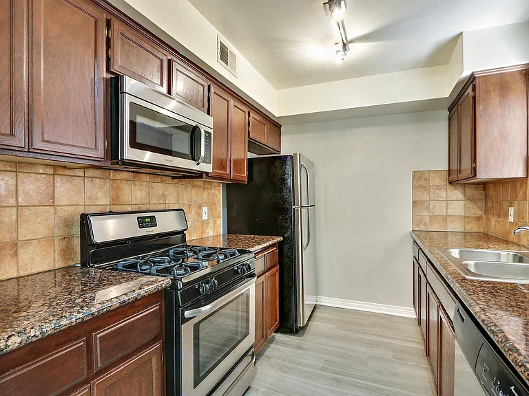 821 Wilcox Ave — Photo 3