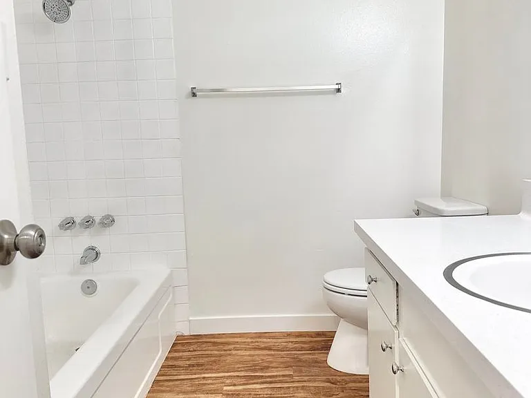 Lynrose Manor Apartments — Photo 9