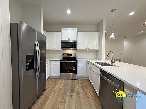 4th image of 688 Reeves Dr Unit B