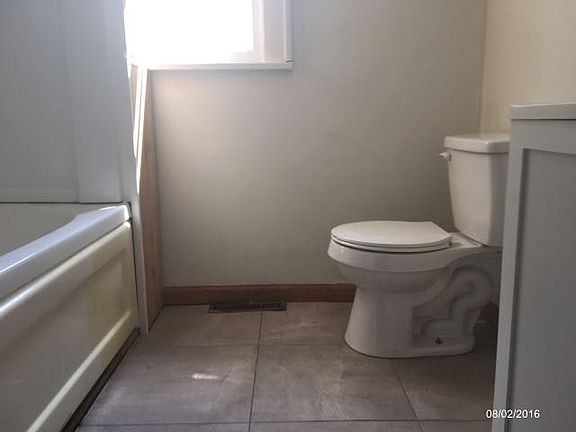 4th image of 310 W 14th St