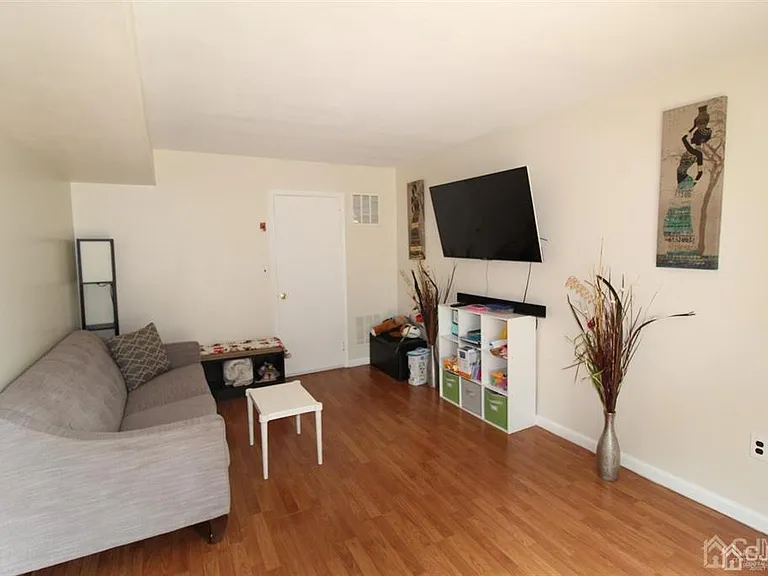 47 Linden Ln — Photo 8