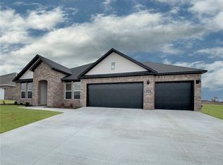 8004 E Sugarloaf St, Siloam Springs, AR 72761