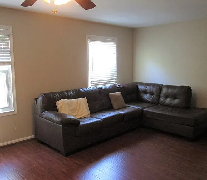 710 Oxford Square Dr — Photo 3