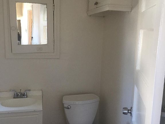 4th image of 932 1/4 W 17th St