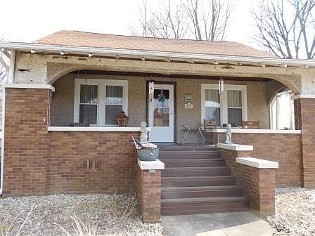 2nd image of 211 E Oak St