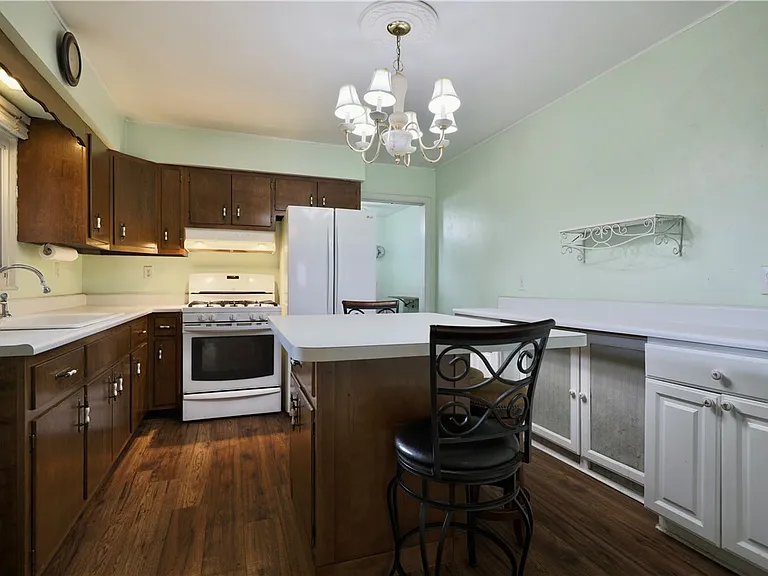 425 Pearl St — Photo 16