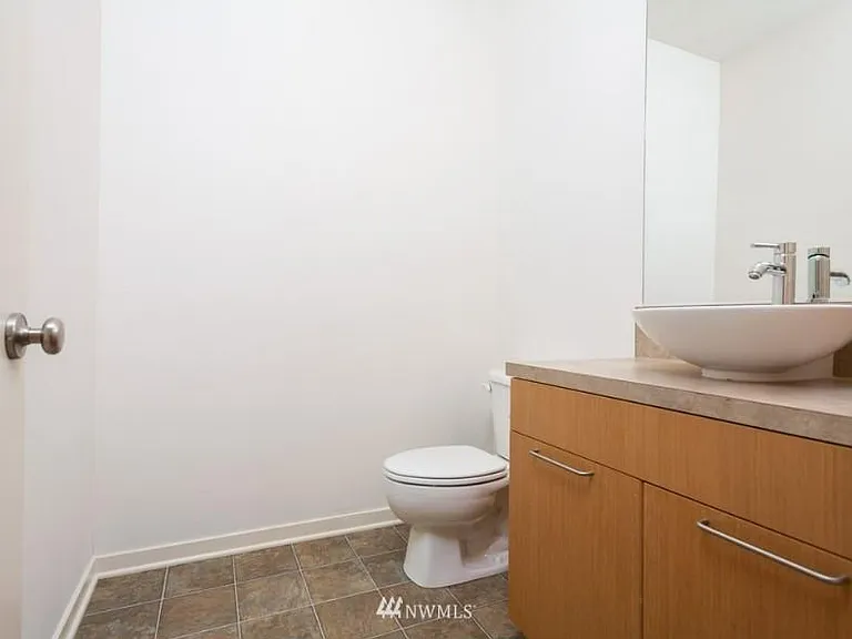 1867 NE Kenyon Ct — Photo 4