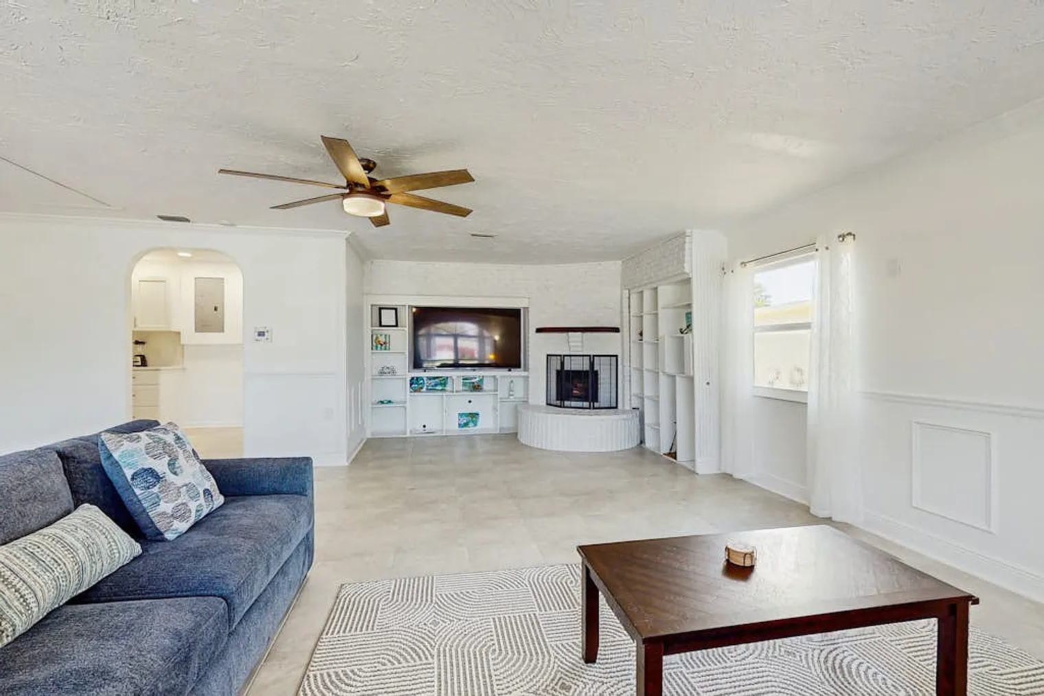 3 bed, 2.0 bath, 1915 sqft, $3,402 — Photo 2