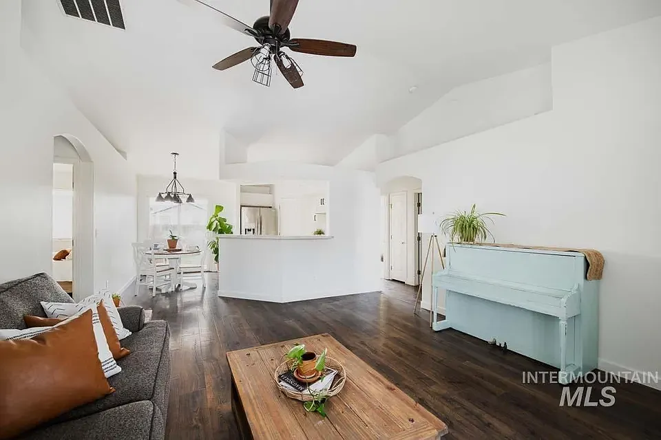 3 bed, 1046 sqft, $2,100 — Photo 3