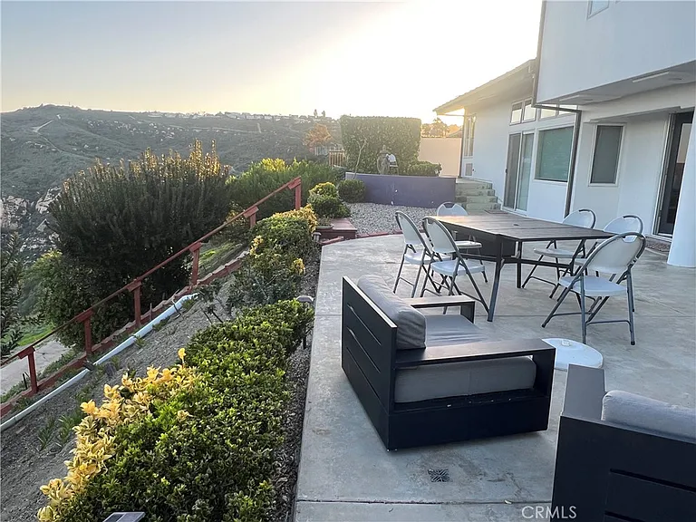 1569 Skyline Dr — Photo 4