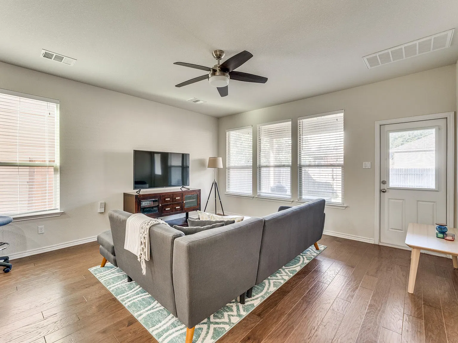 3 bed, 2.5 bath, 1819 sqft, $2,395 — Photo 4