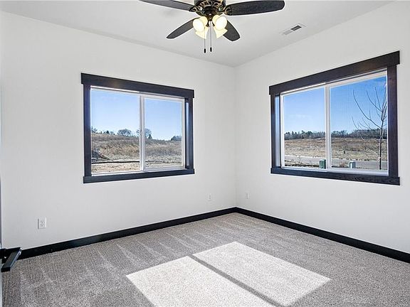 5th image of 3355 Iris Dr