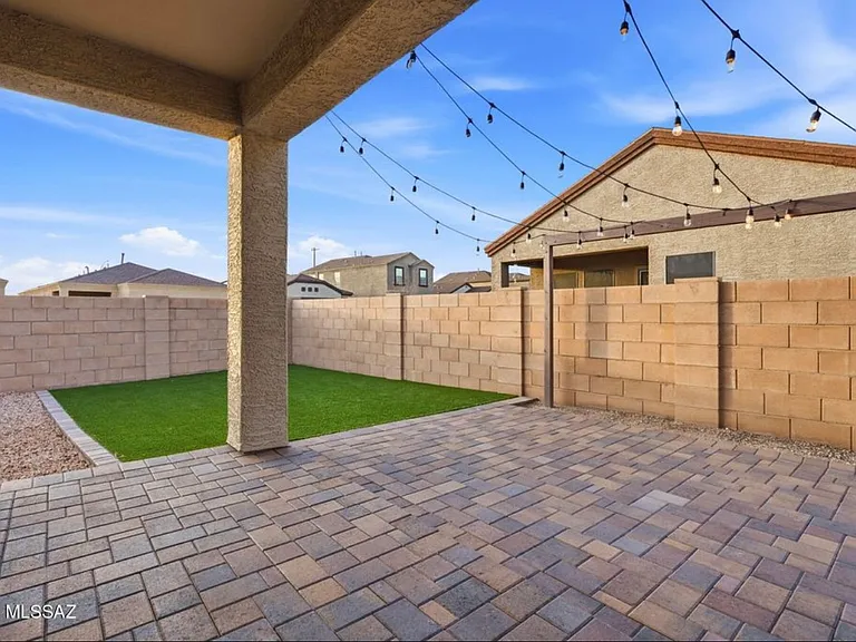 2557 E Calle Joya De Ventura — Photo 12