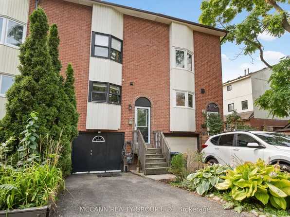 17 Sydenham St, Toronto, ON M5A 4H4