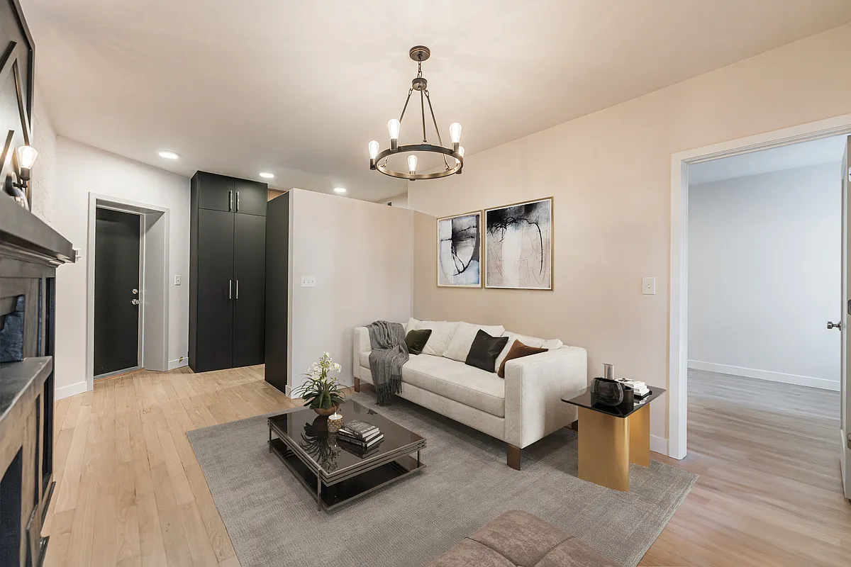 Building Photo - 2439 W Walton St #1F