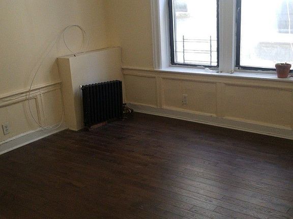 5th image of 487 Montgomery St APT 2R