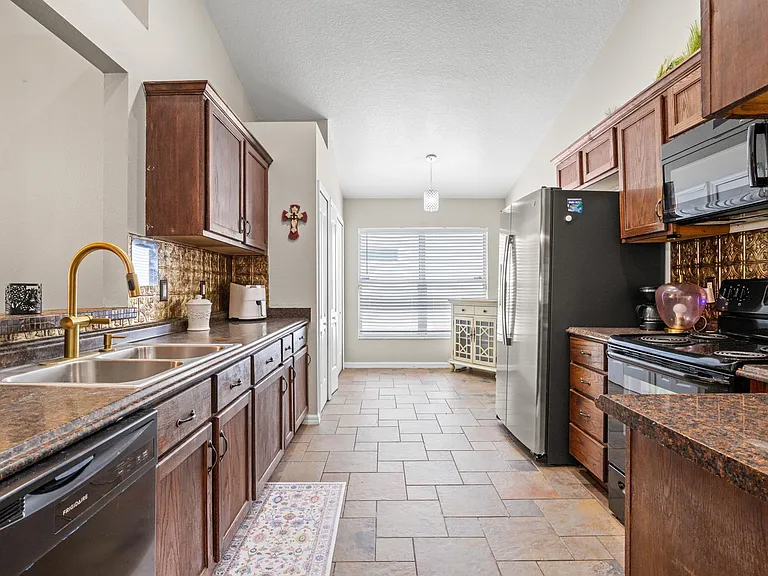 18102 Leafwood Cir — Photo 9