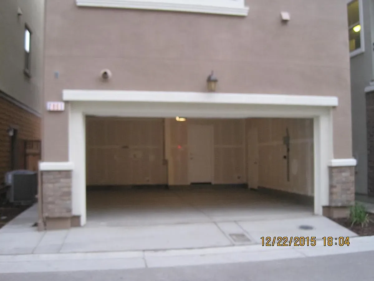 4 bed, 3.5 bath, 1927 sqft, $4,100 — Photo 1
