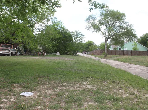 801 Tank St, Lockhart, TX 78644