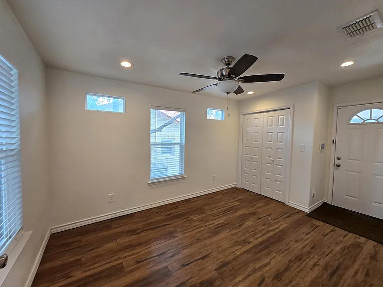 1338 W Elsmere Pl — Photo 10