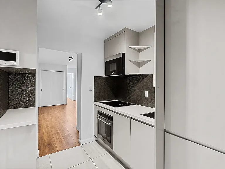 723 11th Ave #5C — Photo 3