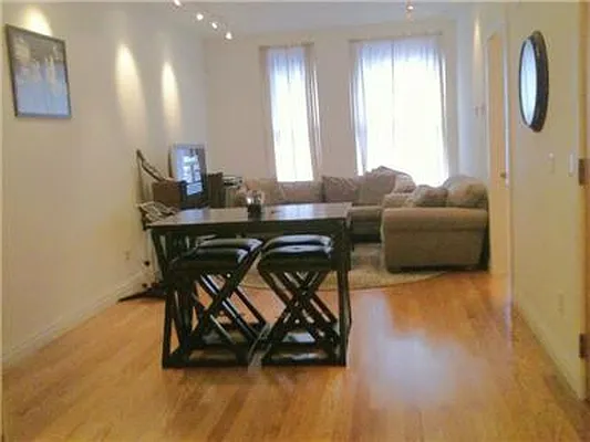 Rented by R New York | media 17