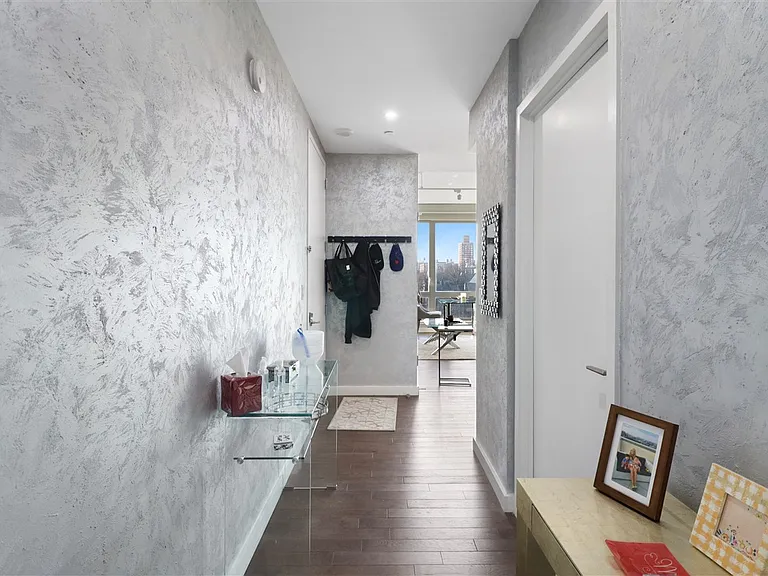 461 W 47th St #6 — Photo 4